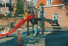 862615 Afbeelding van spelende kinderen bij een speeltoestel op de Oranjehof in Wijk C te Utrecht.